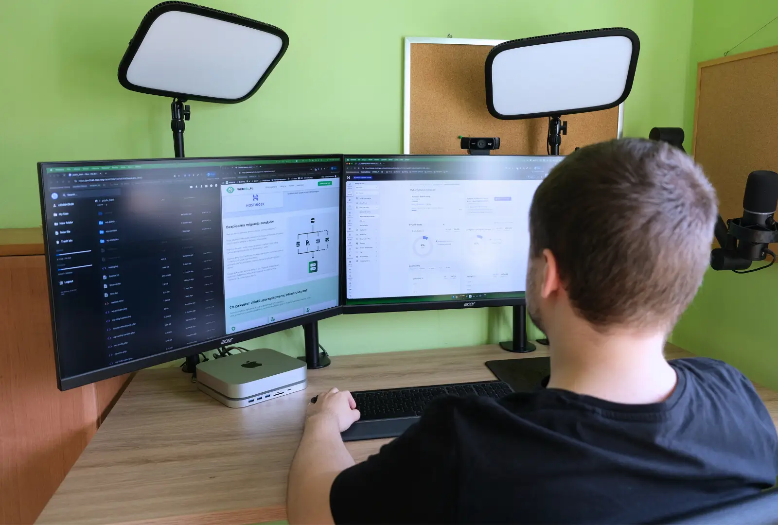 Igor Delega konfigurujący hosting i zaplecze techniczne strony internetowej
