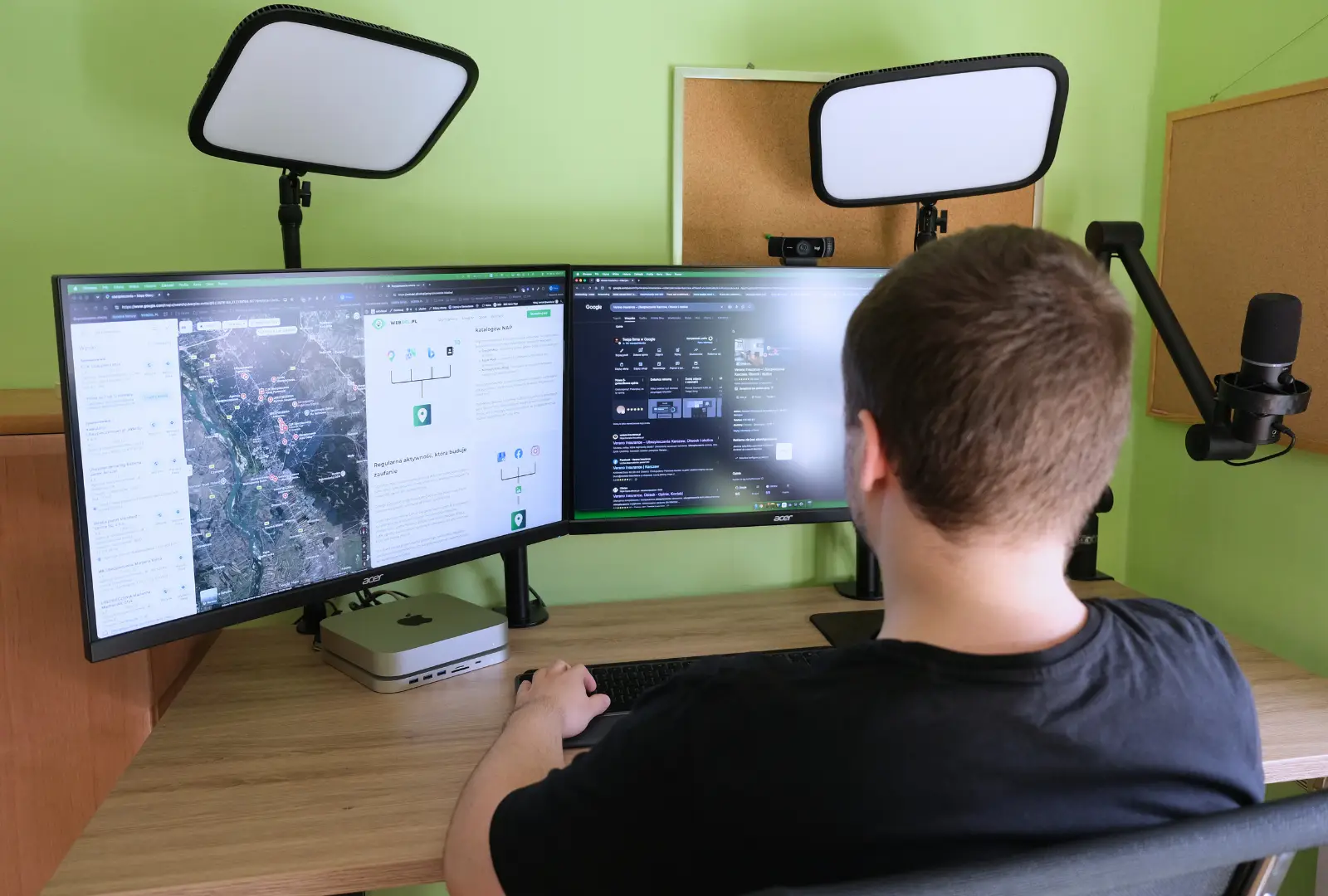 Igor Delega pracujący nad pozycjonowaniem firmy w mapach Google