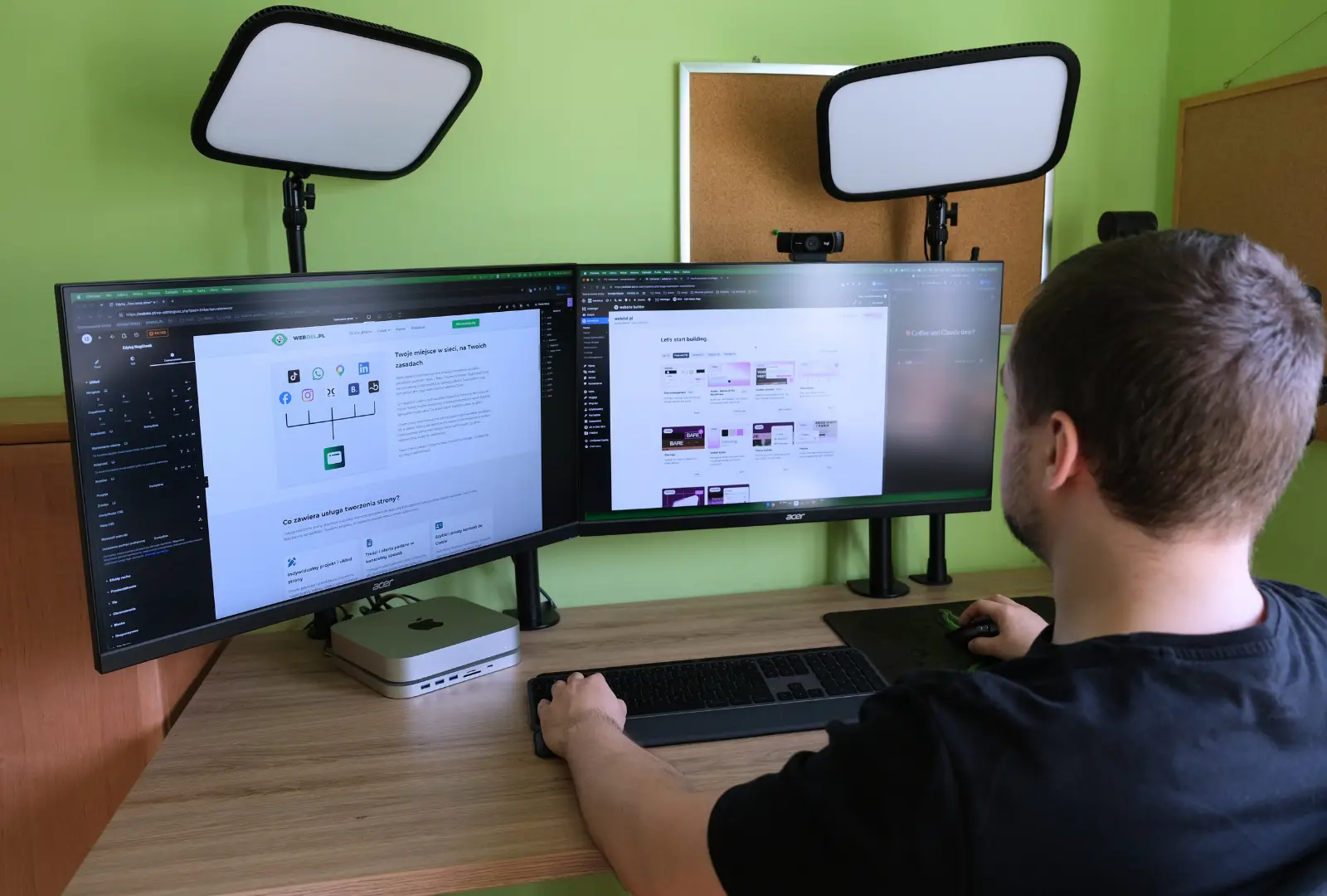 Igor Delega projektujący nową stronę internetową na dwóch monitorach